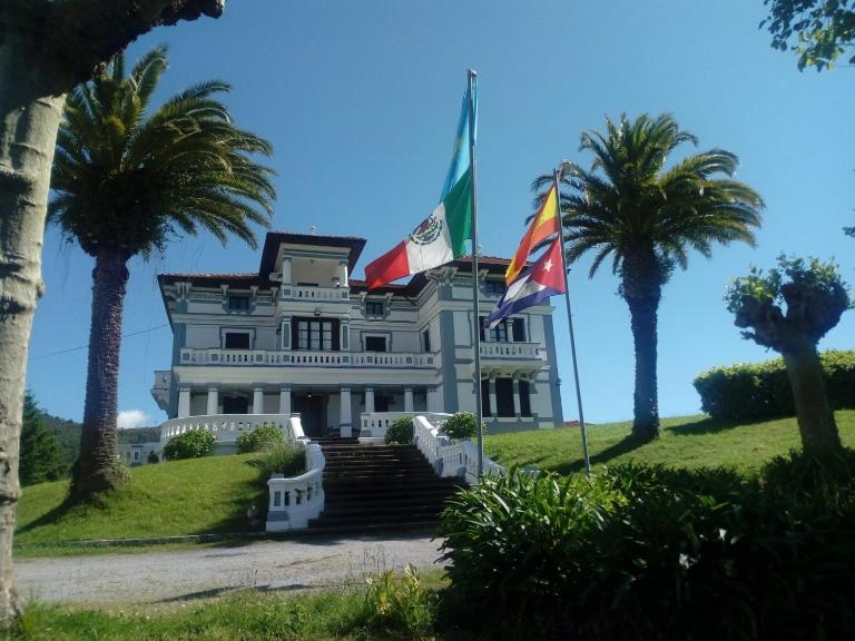 Villa con piscina VILLA ALICIA LA PERLA INDIANA - B&B Salas