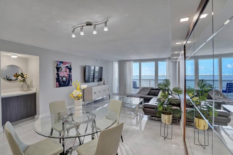 A Wave From It All! Direct water views! - Ferienwohnung Miami