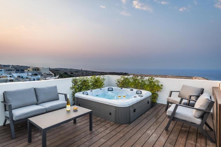 Heated Luxury Poolside Retreat in St Julian s - Bed and Breakfast Pembroke