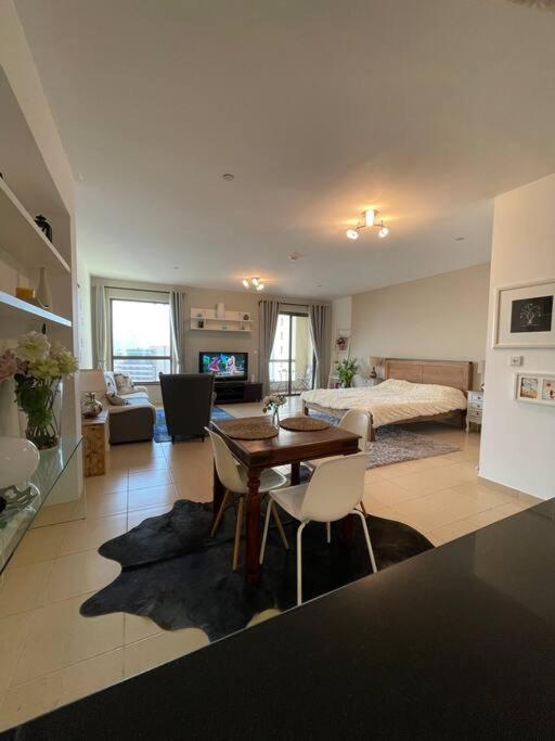 Sunset Oasis: Beachfront Studio - B&B Dubai