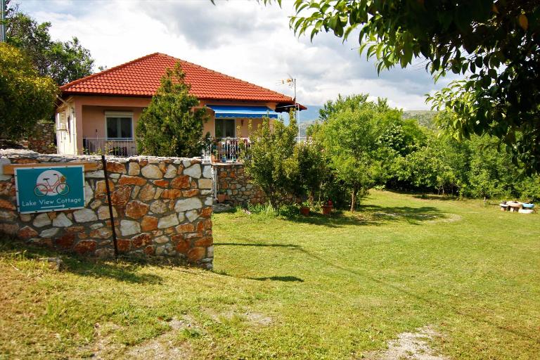 Countryside Cottage with Garden & Lake View - B&B Peraía