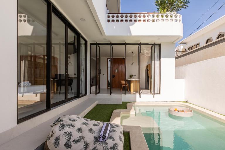 2bd Stylish Villa by the Berawa Beach with Rooftop - B&B Canggu