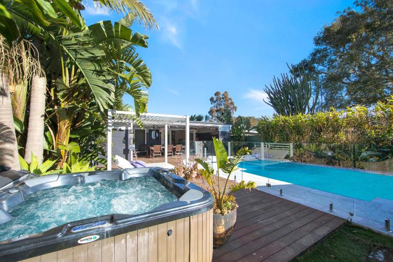 Woy Woy Staycation - Heated Pool & Hot Tub & BBQ & Pizza Oven & Arcade Game & Pool Table - Bed and Breakfast Wayo