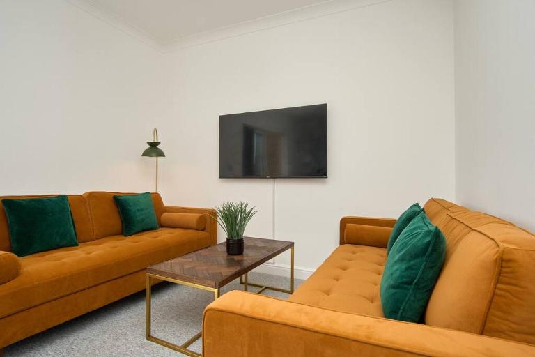 The Penthouse In Bonchurch By Greenstay Serviced Accommodation - Stunning 3 Bed Apt With Sea Views & Parking - Perfect for Families, Small Groups & Business Travellers - Dog Friendly - Fast Wi-Fi - 1000 Mbps - Close To Ventnor & Shanklin - 5 mins To Beach - B&B Ventnor
