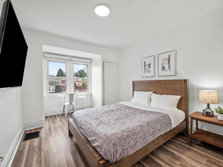 Oakland/University @H Bright and Stylish Private Bedroom with Shared Bathroom - Bed and Breakfast Pittsburgh