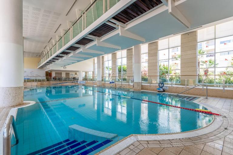 Awesome 2BR/2Bath with Pool and Gym - Chambres d'hôtes Herzliya
