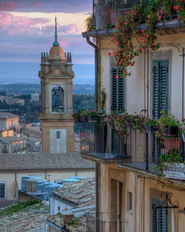 Casa tipica siciliana patronale home BedandBreakfast TreMetriSoprailCielo Camere con vista, colazione interna in terrazzo panoramico - Bed and Breakfast Caltagirone