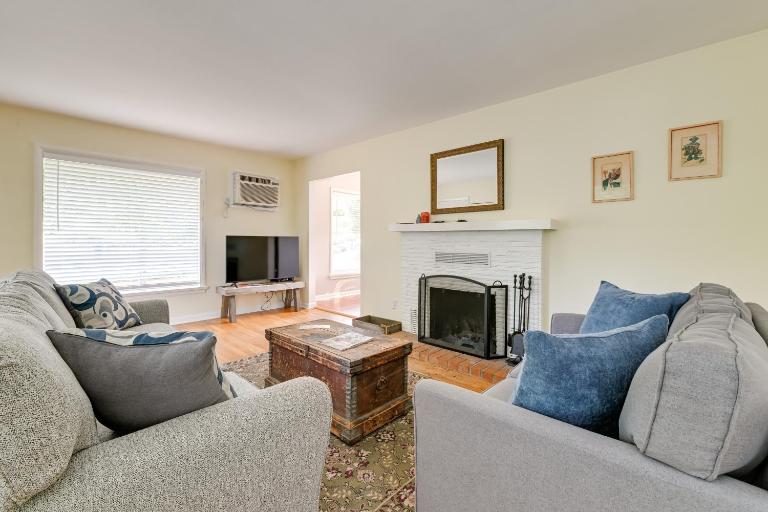 Grants Pass Getaway w/ Expansive Deck! - B&B Grants Pass