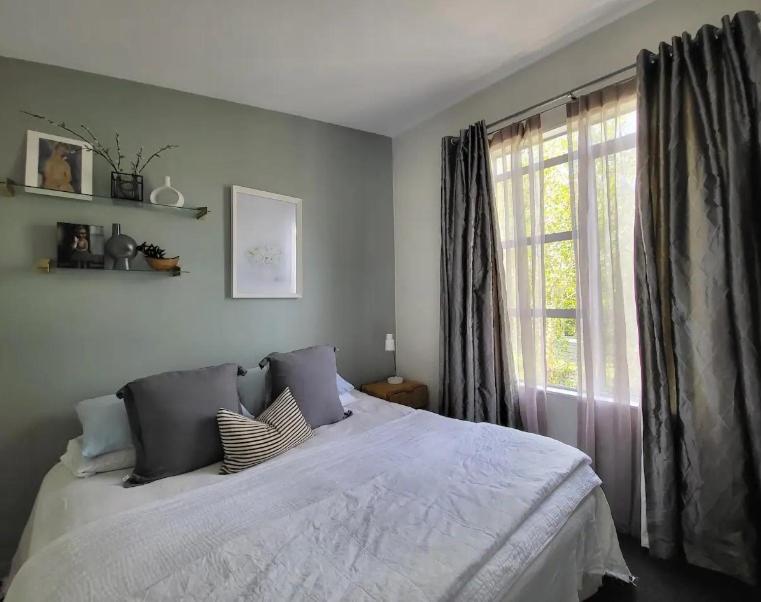 Artist Photographers Home Studio - B&B Auckland