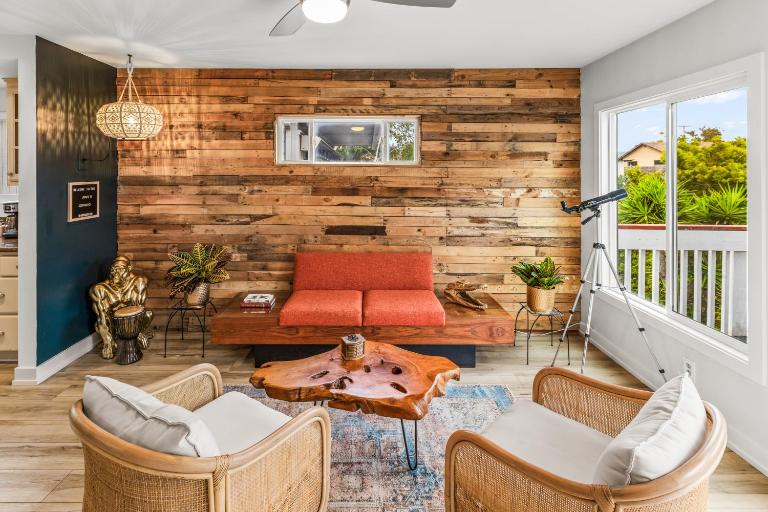 Mile to Beach! Private, Family & Pet Friendly Oasis! Pool Table & Hot tub! - B&B Oceanside