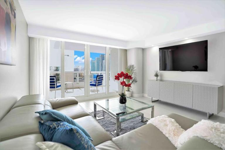 Summer Retreat! Water and City Views! - B&B Miami
