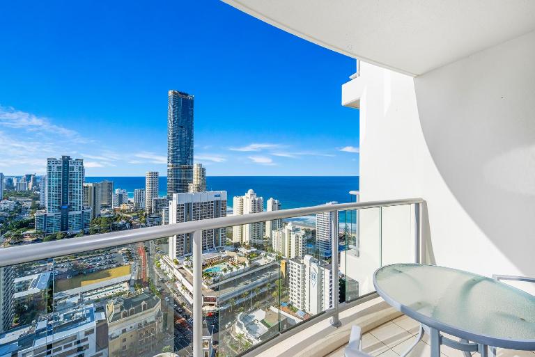 NEW Chevron Ocean Views Central Surfers. - B&B Gold Coast