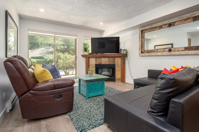 2BR plus Loft in Valhalla, Village Location, Covered Patio, King Bed, Hot Tub - Chambres d'hôtes Whistler