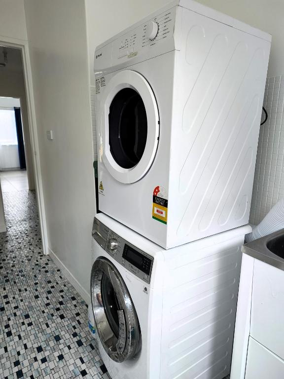 PROMO! Entire 2 Bedroom Unit Near Train Station! Free Parking & Wifi! - B&B Melbourne