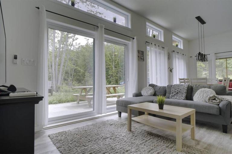 Chalet L'Écureuil (waterfront, modern, spa, BBQ) - B&B Chertsey
