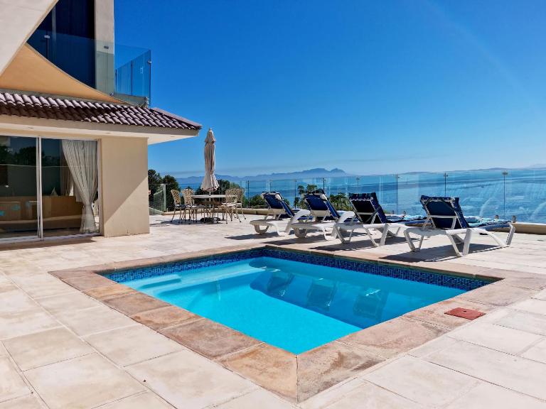 'Harbour Views' - 2 bedroom, sleeps 4 with private pool and large veranda! - Bed and Breakfast Gordon’s Bay