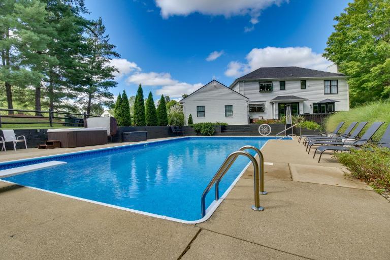 Luxury Maineville Villa w/ Private Pool & Deck - Bed and Breakfast Maineville