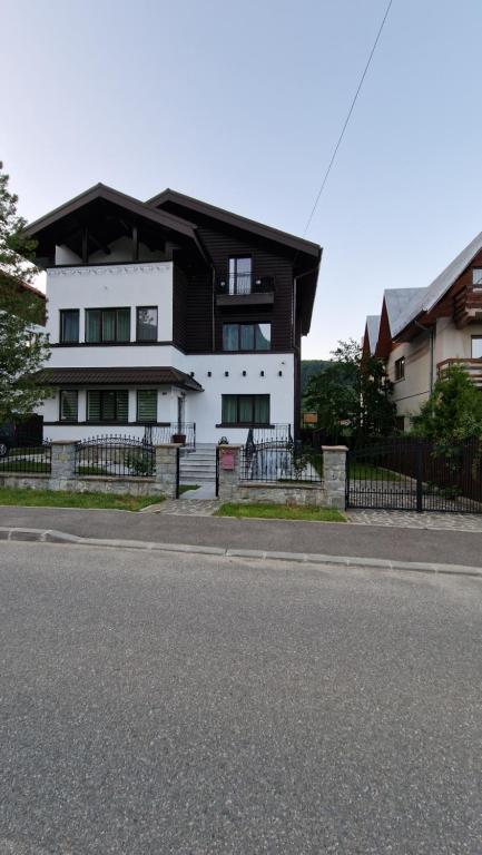 VILA CARACOSTEA - B&B Buşteni