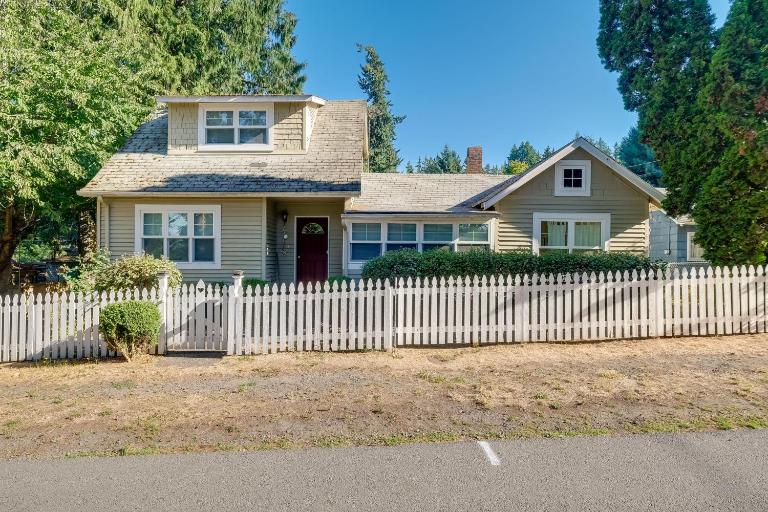 Charming Indianola Home: Walk to Town! - B&B Indianola