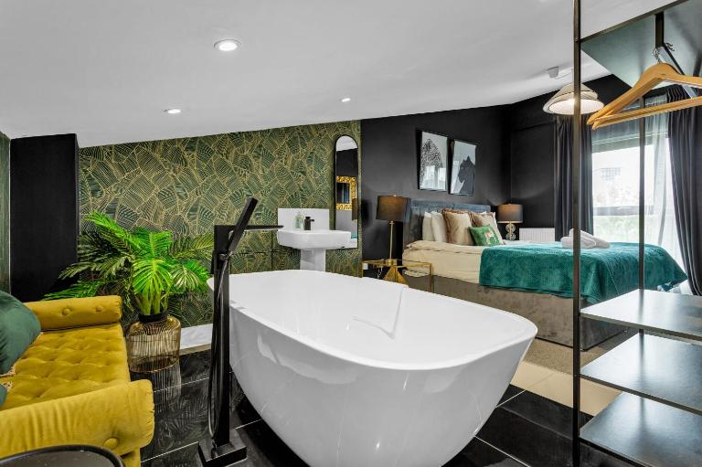 Free Parking Luxury Safari House - B&B Manchester