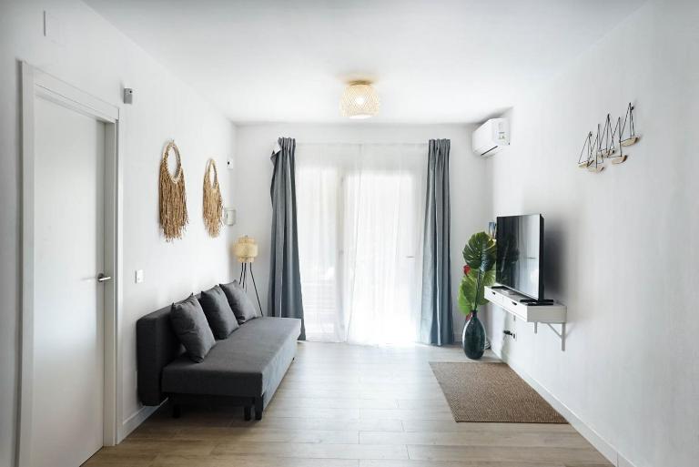 Playa, piscina y relax en este coqueto apartamento en Nerja - B&B Nerja