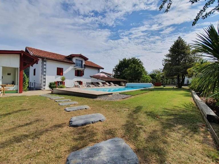 Maison Basque (24 pers) - B&B Ascarat
