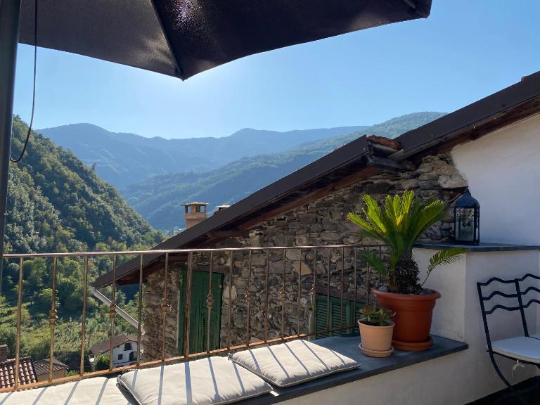 Iconic Italian Townhouse w Rooftop Terrace & Mountain View, Pigna - B&B Pigna