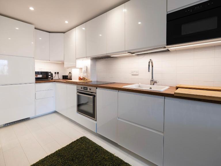 Luxury Haven with King Suites and Parking - B&B London