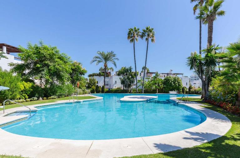 Escape to Serenity - 3 Bedroom Townhouse by the Sea! - B&B Marbella