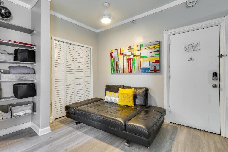 Sunny Miami Beach Condo Steps to Boardwalk! - Bed and Breakfast Miami Beach