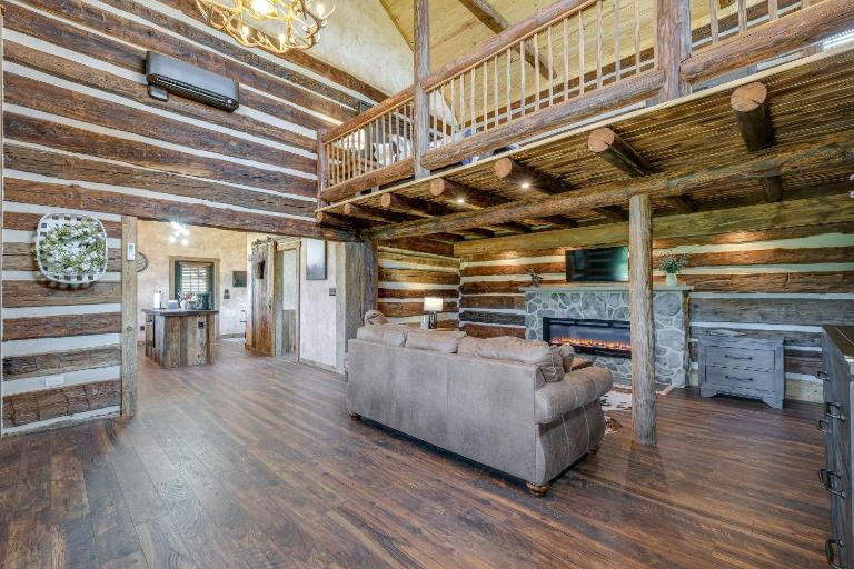 Bedford Cabin w/ Porch, 5 Mi to Historic District! - B&B Bedford