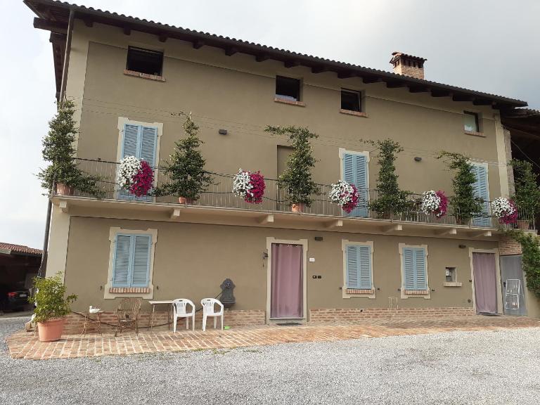 La Casa di Roby-1 appartamento la morra con piscina - B&B La Morra