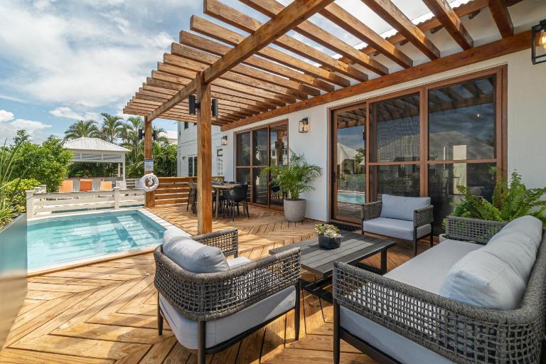 Conch Shell Cottage and Mistico Beach Club plus Boat Shuttle - B&B San Pedro Town