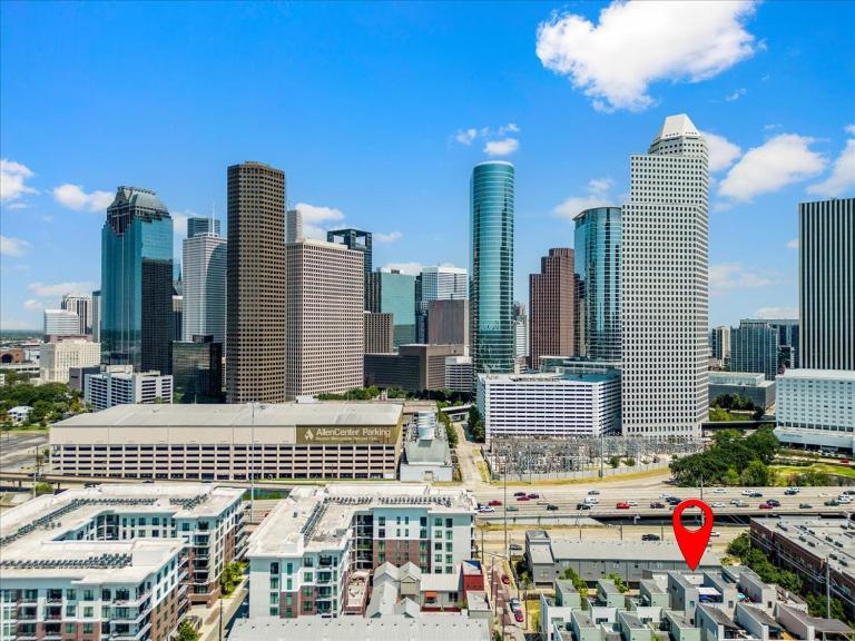 Luxe 3 Story Townhome with Downtown View Near NRG Stadium Centrally Located Walkable To Popular Restaurants sleeps 8 - B&B Houston
