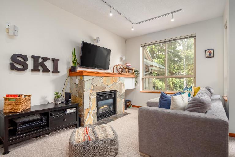 2BR in Symphony, Dog Friendly, Hot Tub, Private Balconies, Village Location, Parking - Chambres d'hôtes Whistler
