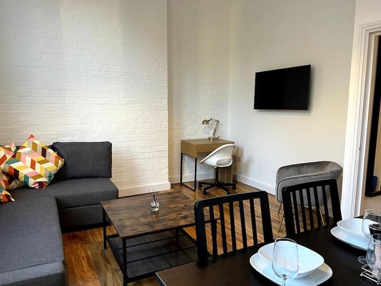 Central 2 bed spacious Apartment - B&B Leicester