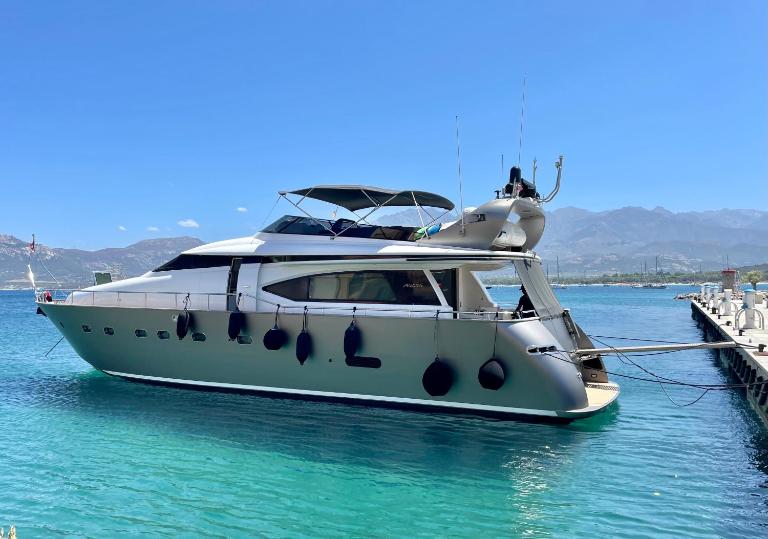 MotorYacht 21 avec équipage - B&B Barcelona