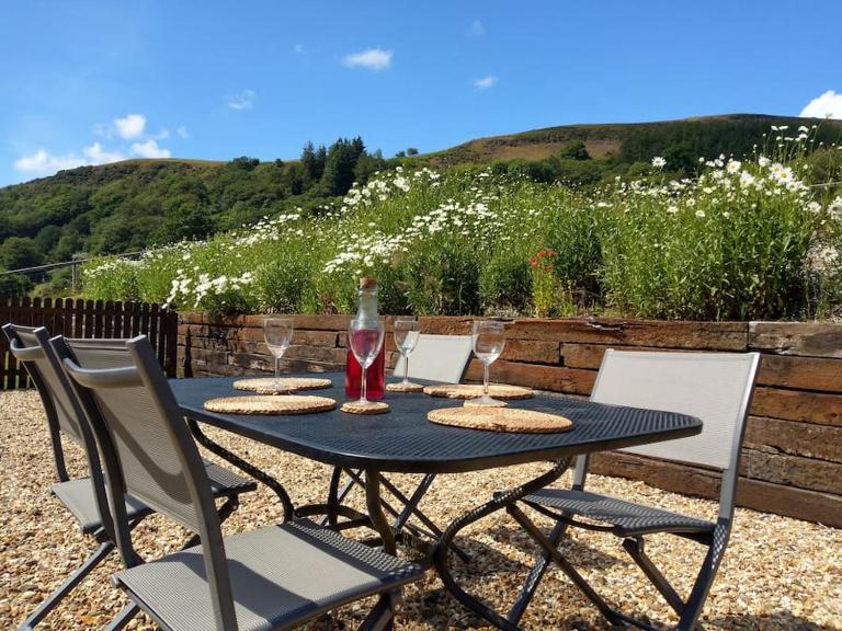 Stargazing lodge with amazing views. - B&B Llandrindod Wells