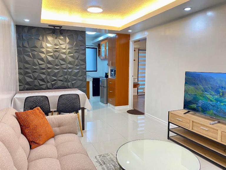 Modern 1BR with King Bed beside SM Mall - B&B Davao City