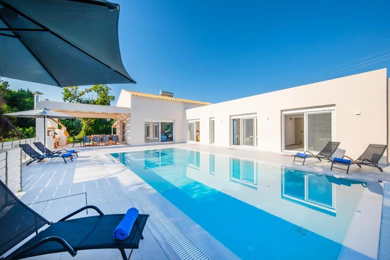 Villa Ami, Roda, Corfu: 10 guests, heated pool, private mini golf, pool table & more!! - Bed and Breakfast Róda