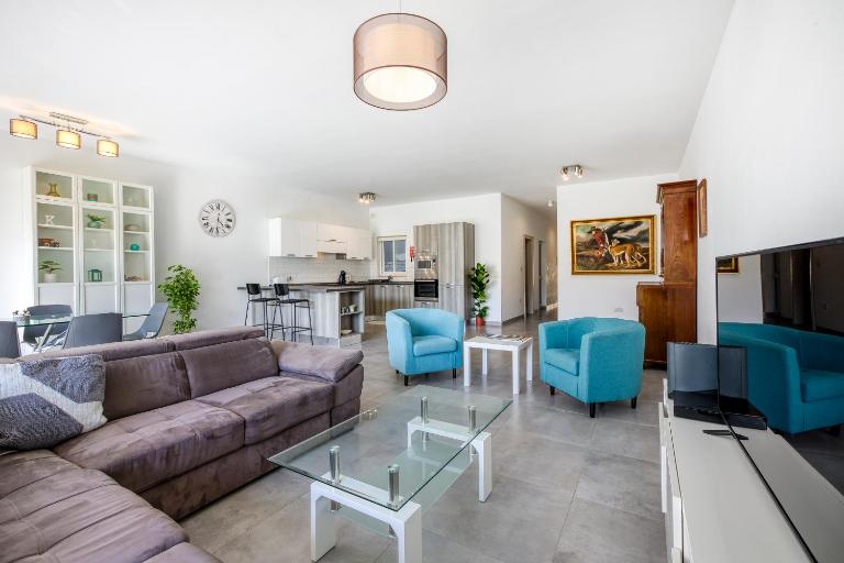 Annitchka Mansions - POOL Apartment in central Malta - B&B Birkirkara