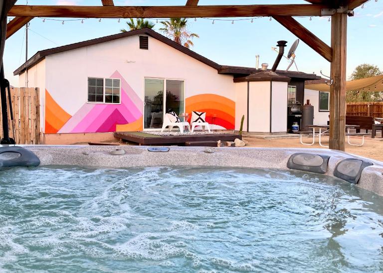 Twin Palms Desert Getaway - Jacuzzi, Fire pit, Meditation room & more - B&B Joshua Tree
