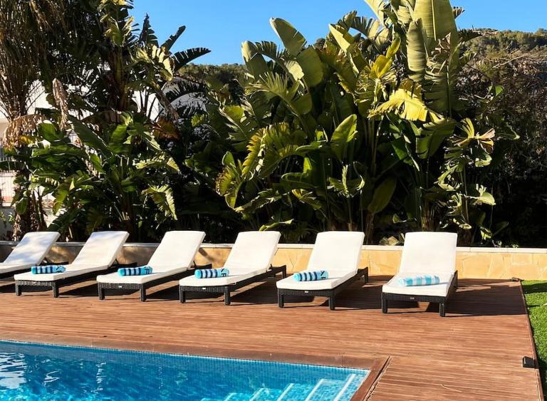 Tranquil large 6 bedroom family Villa sleeps 20 near sitges - Chambres d'hôtes Sant Pere de Ribes