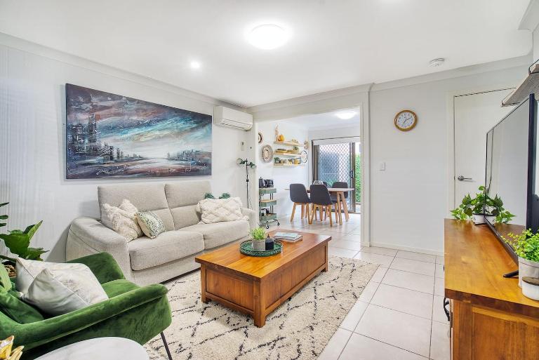'Buzzing Surfers' Vibrant Indoor-outdoor Lifestyle - B&B Costa Dorada
