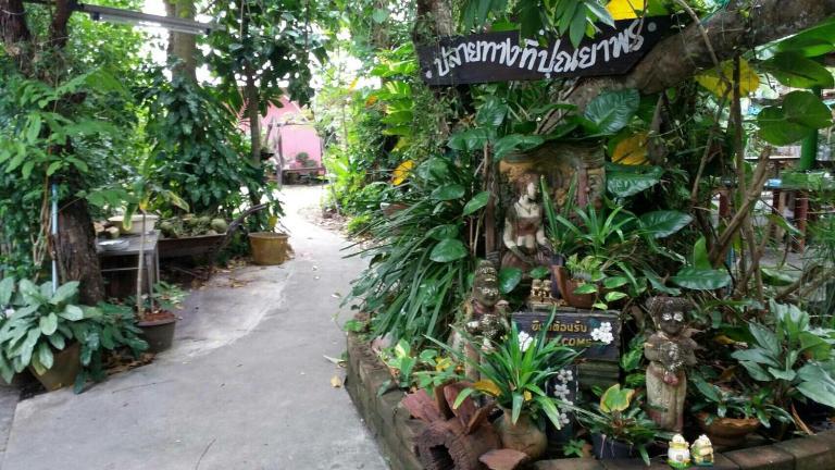 บ้านปุณยาพร โฮมสเตย์ - B&B Amphawa