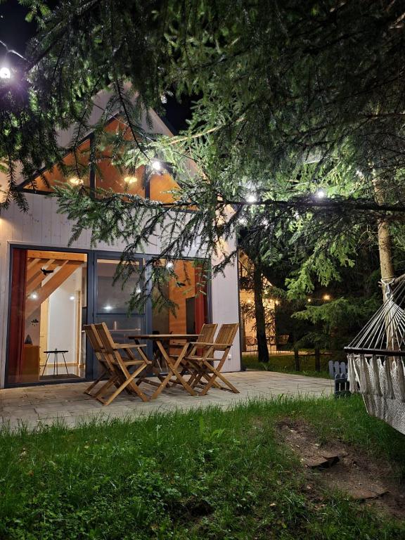 Żywiołowo - domki w stylu stodoły z placem zabaw i stawem - OGIEŃ - B&B Parchowo