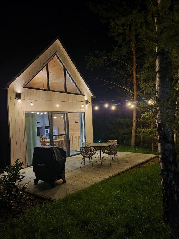 Żywiołowo - domki w stylu stodoły z placem zabaw i stawem - ZIEMIA - Bed and Breakfast Parchowo