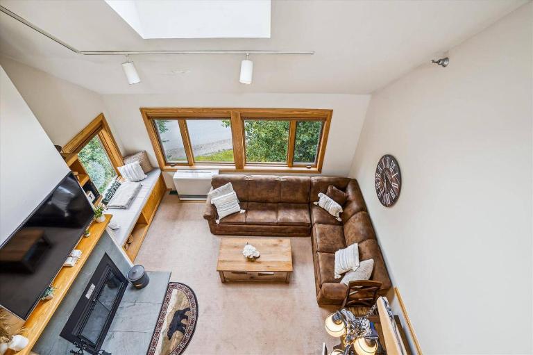 Comfortable Highridge C7 One Bedroom Plus Loft with Fireplace and Hot Tub Access - B&B Killington