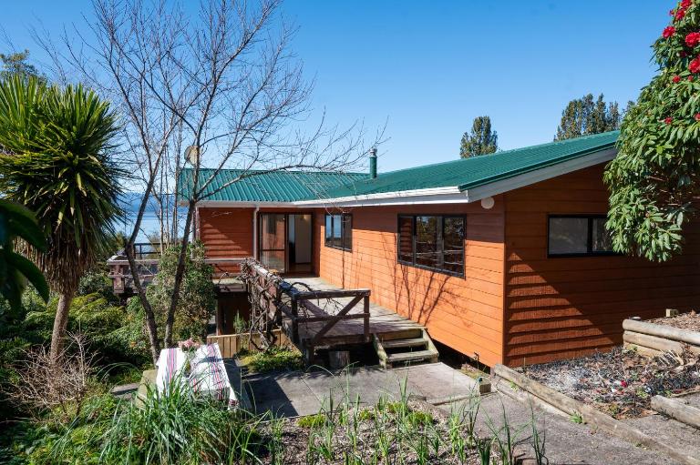 Lakeside Stunner - Omori Holiday Home - B&B Kuratau