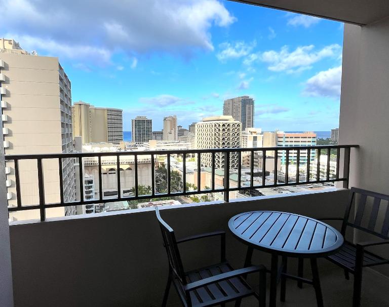 Royal Kuhio 1708 - Spacious Corner Unit with Stunning Ocean City Views in the Heart of Waikiki! - B&B Honolulu